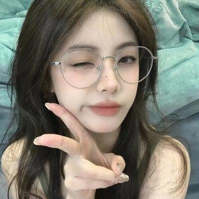 女人步上楼梯时